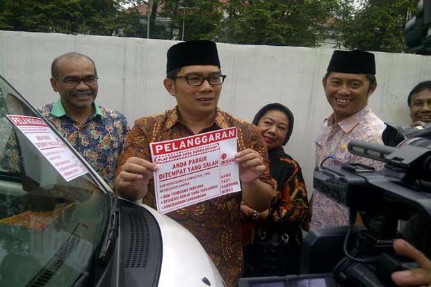Pengendara yang Parkir...