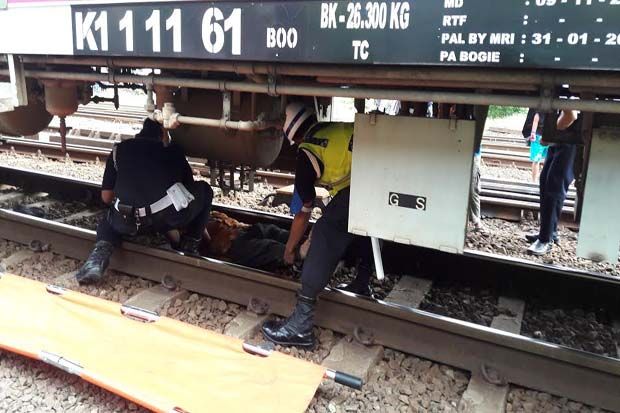 Tabrakan Diri ke Kereta...
