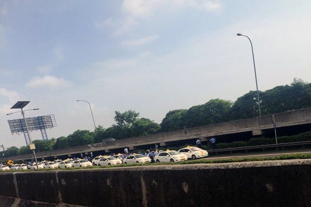 Sopir Taksi Bandara...