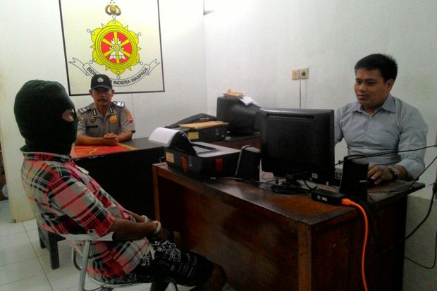 Tukang Servis Ponsel...