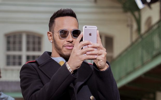 Gara-gara Selfie, Lewis...