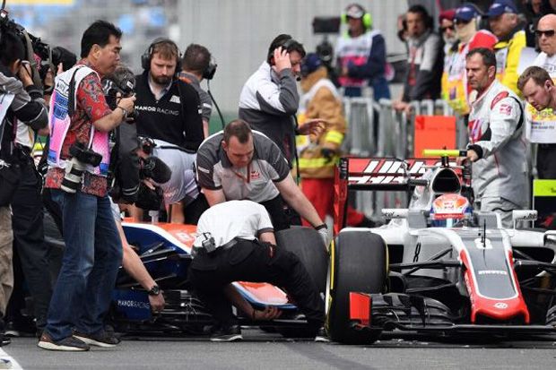 Tabrak Grosjean, Kepala...
