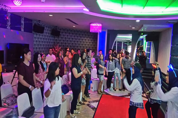 Karaoke Menjadi Tempat...
