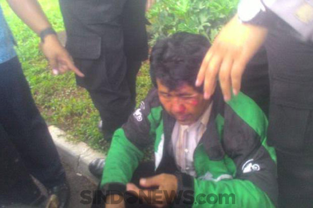 Pengemudi Go-Jek Dihajar...