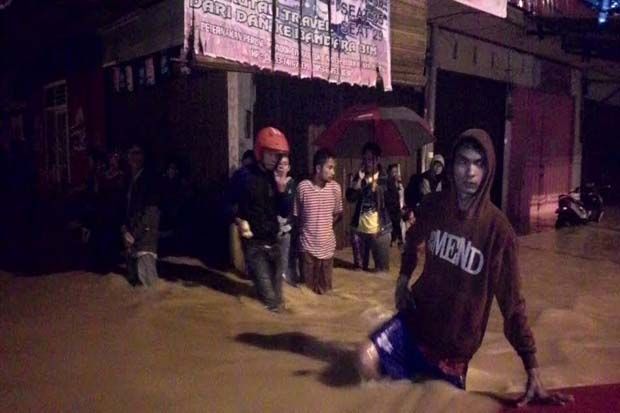Banjir Hantam Padang,...
