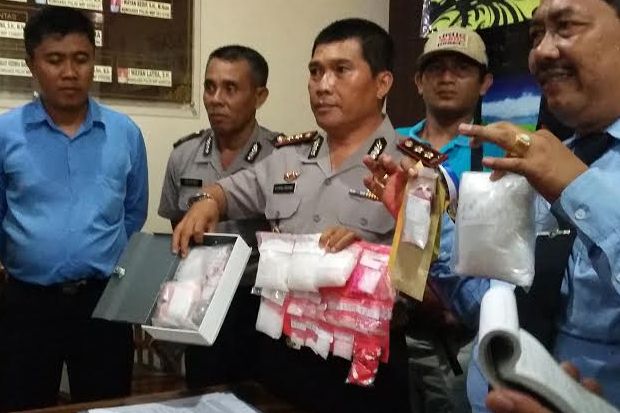 Sembunyikan Sabu dalam...