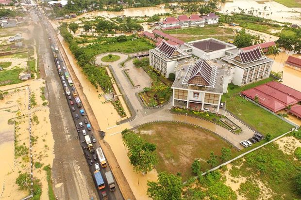 Banjir di Padang Disebabkan...