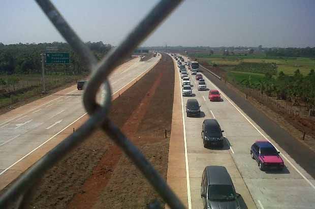 Minibus Tabrak Pembatas...