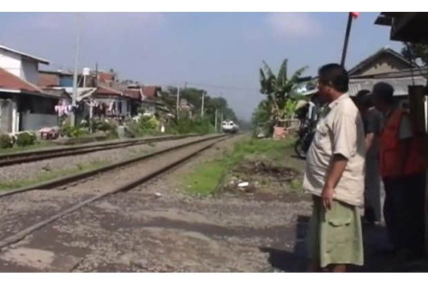 Mobil Diseruduk Kereta...