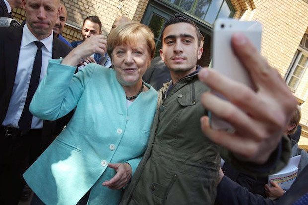 Selfie Bareng Merkel,...