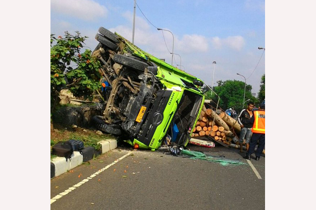 Truk Tronton Bermuatan...