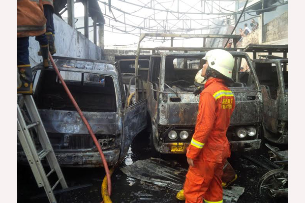 Gudang Styrofoam Terbakar,...