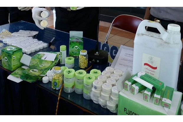 Empat Gudang Kosmetik...