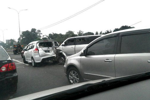 Tabrakan Beruntun di...