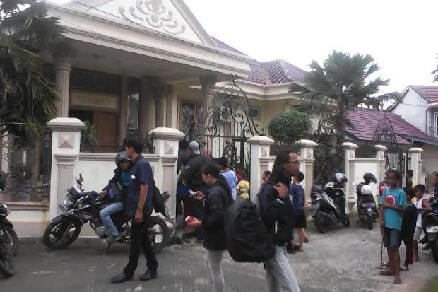 Satroni Rumah Mewah,...