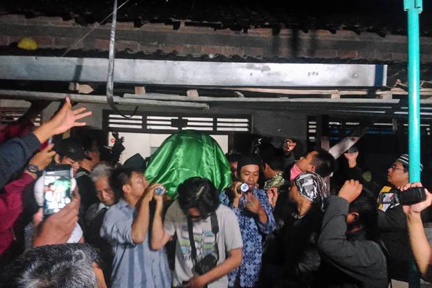 Aktivitas Keluarga Almarhum...