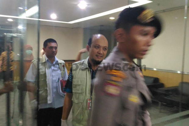 Penyidik KPK Geledah...