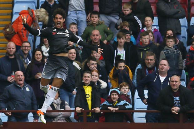 Gol Debut Pato Warnai...