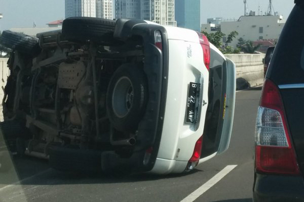 Pajero Putih Terguling...