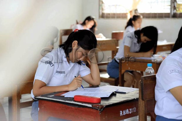 Kerjakan Soal UN, Siswa...