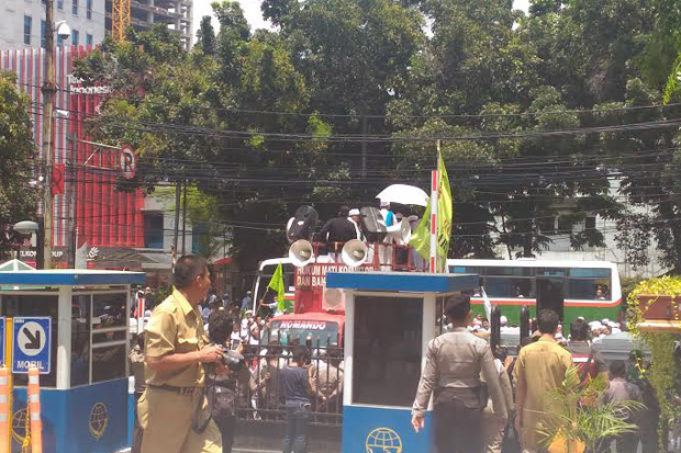 Desak Ahok Ditangkap,...