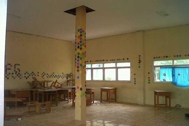 Aneh, Ada Tiang di Tengah...