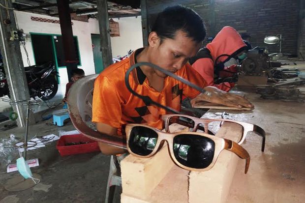 Di Tangan Warga Ngringgo,...