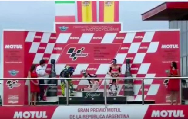 Marquez Terpeleset Saat...