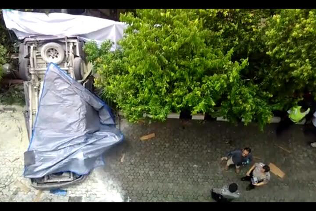 Mobil Terjun Bebas dari...