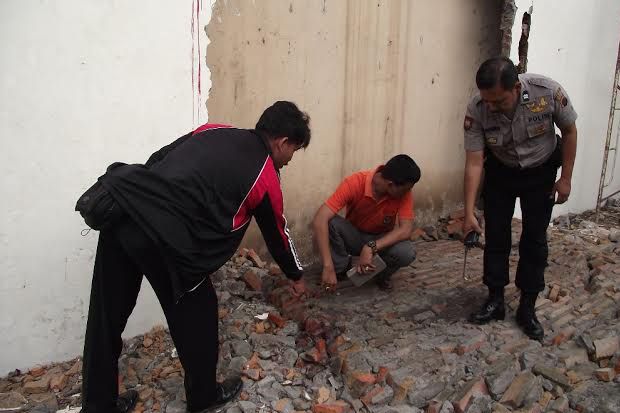 Tembok DPRD Solo Ambruk,...