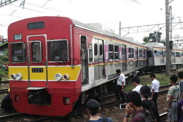 Kereta Anjlok Tutupi...