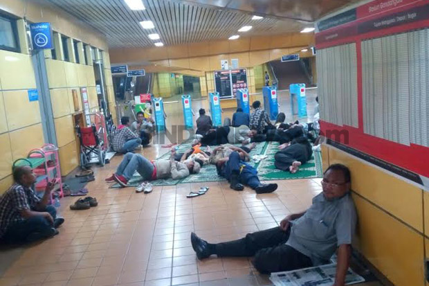 Penumpang Commuter Line...