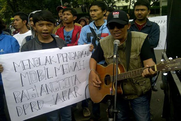 Lagu Iwan Fals Warnai...