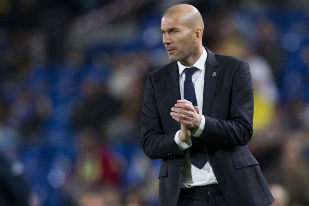 Zinedine Zidane Menatap...