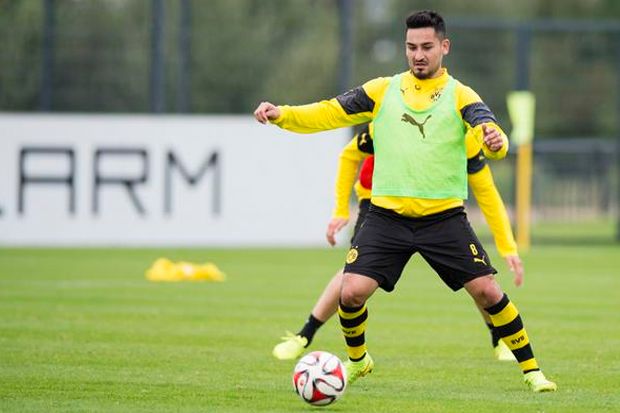 Gelandang Tangguh Dortmund...