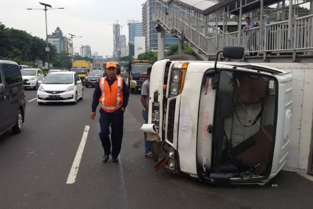 Mobil Truk Pengangkut...