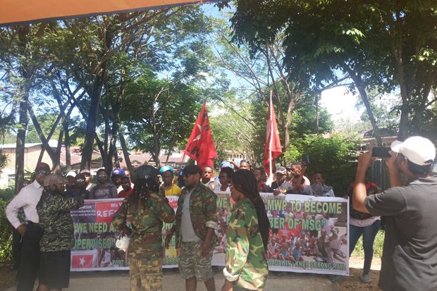 Dicegah TNI-Polri, Massa...