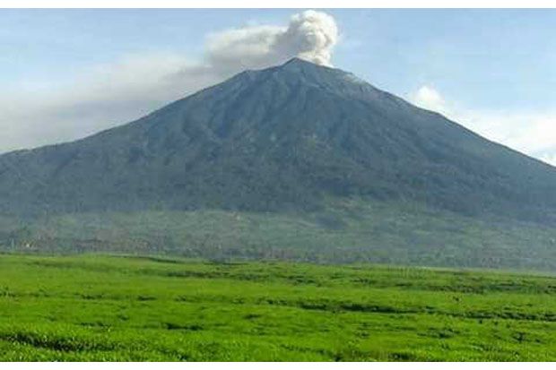 Gunung Kerinci Keluarkan...