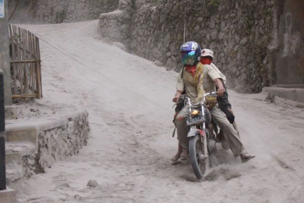 Gunung Bromo Batuk Lagi,...