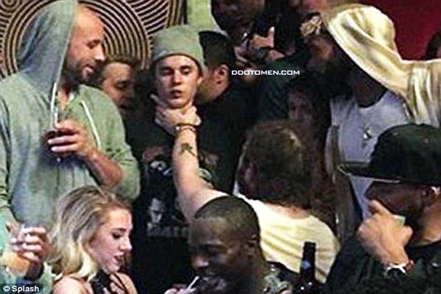 Lihat Leher Justin Bieber...