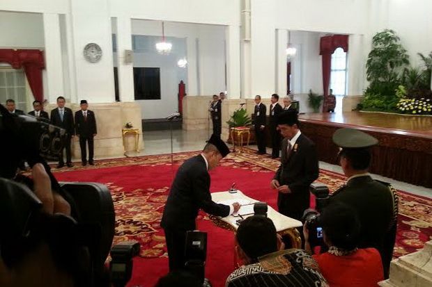 Jokowi Lantik Agus Widjojo...
