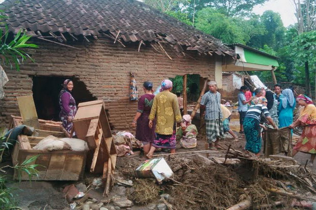Banjir Bandang Hantam...