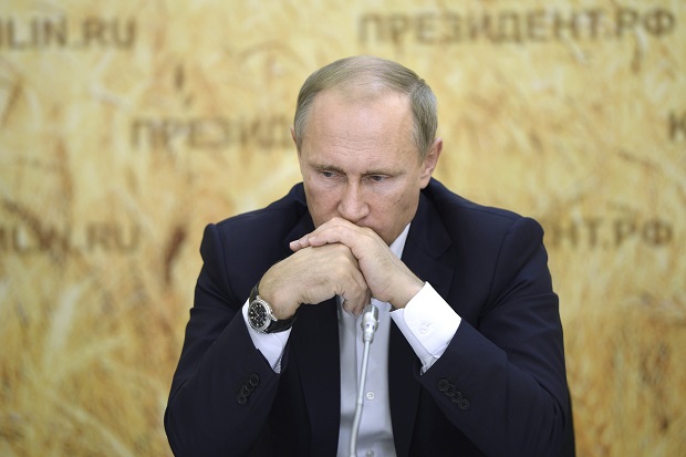 Kremlin Emoh Komentari...