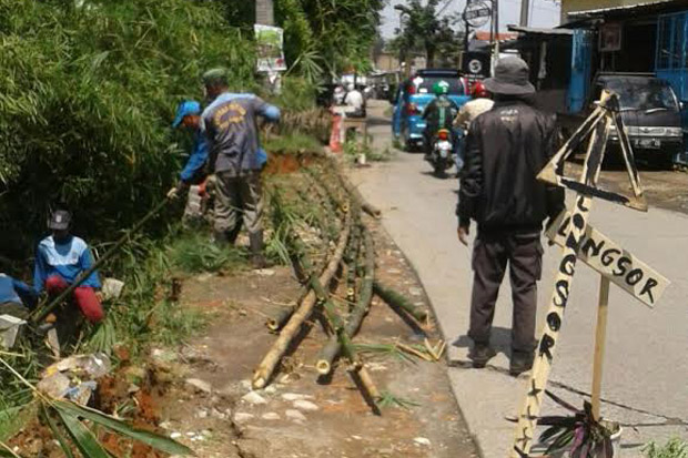 Waspada, Jalan Tanah...