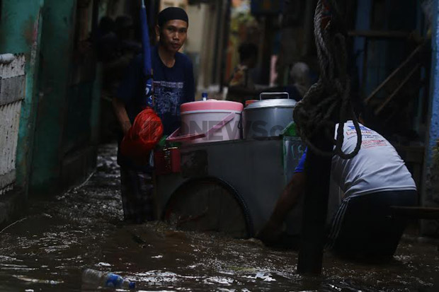 Banjir di Jakarta Disebabkan...