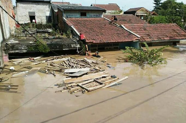 Banjir 4 Meter, Warga...
