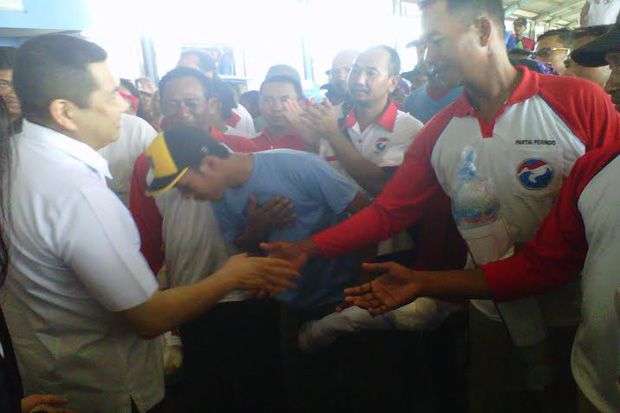 HT Beri Bantuan Nelayan...
