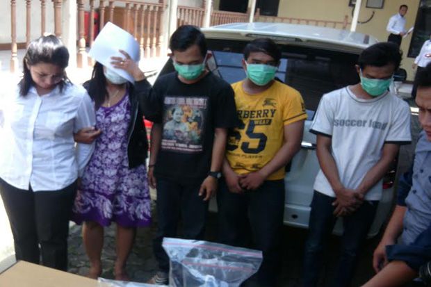 Edarkan Sabu, Sepasang...