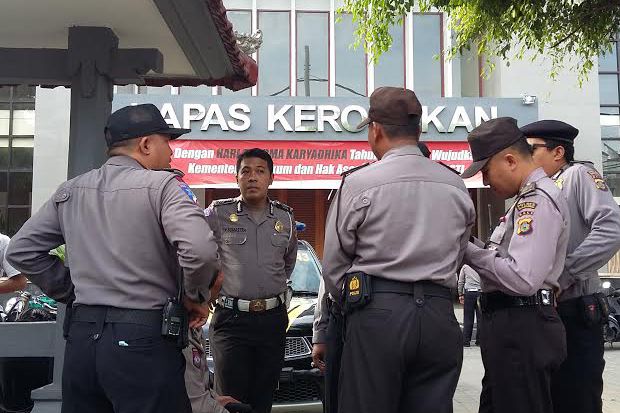 Berserakan Batu, Napi...