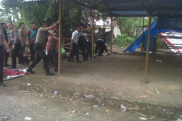 Bentrok dengan Penjudi...